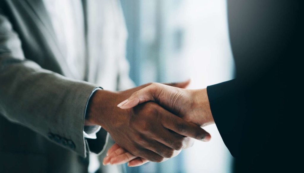 2 people shaking hands